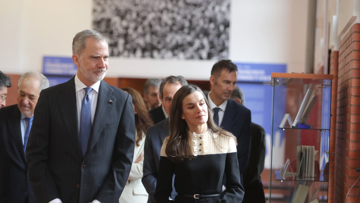 El rey Felipe VI y la reina Letizia visitan la exposición “In Memoriam Tomás y Valiente. 1996-2026”, a 13 de febrero de 2026, en Madrid