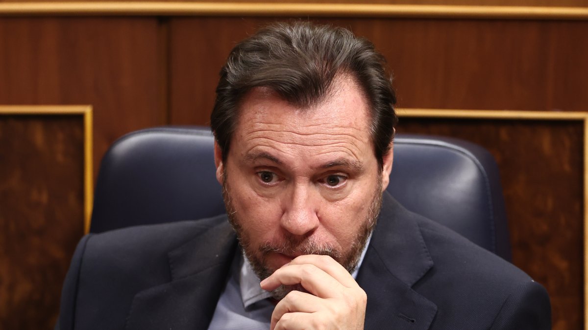 (Foto de ARCHIVO)
El ministro de Transportes, Óscar Puente, en una sesión de control al Gobierno , en el Congreso de los Diputados, a 11 de febrero de 2026, en Madrid (España). El pleno acoge el primer cara a cara del año entre el líder de la oposición y el presidente del Gobierno, el cual comparece para dar explicaciones sobre los recientes accidentes ferroviarios que provocaron 47 muertos y dar cuenta de la posición del Ejecutivo sobre el contenido de las últimas reuniones y foros internacionales en los que ha participado.
Eduardo Parra / Europa Press
11/2/2026