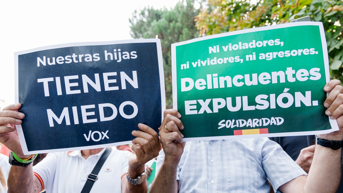 Varias personas con carteles protestan contra el centro de Primera Acogida de Hortaleza, a 2 de septiembre de 2025, en Madrid (España).