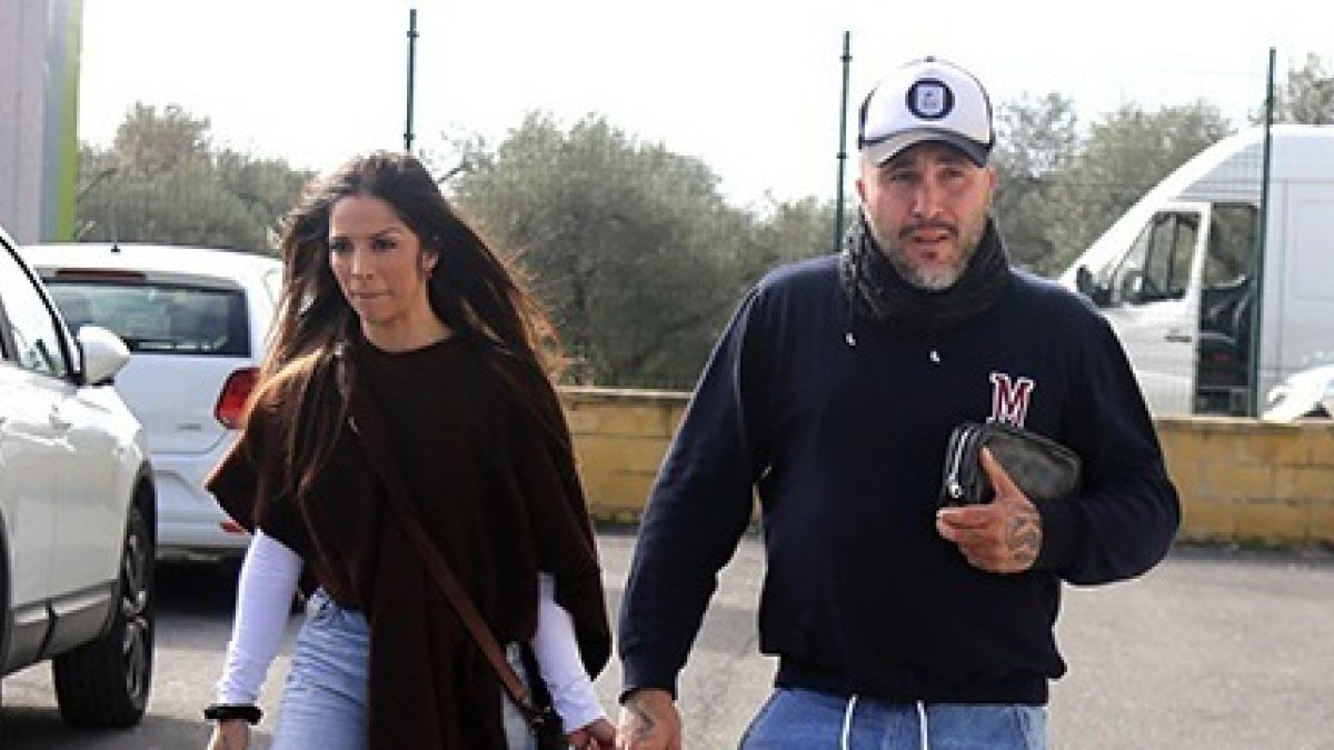 Kiko Rivera y Lola su salida de una tienda en Sevilla