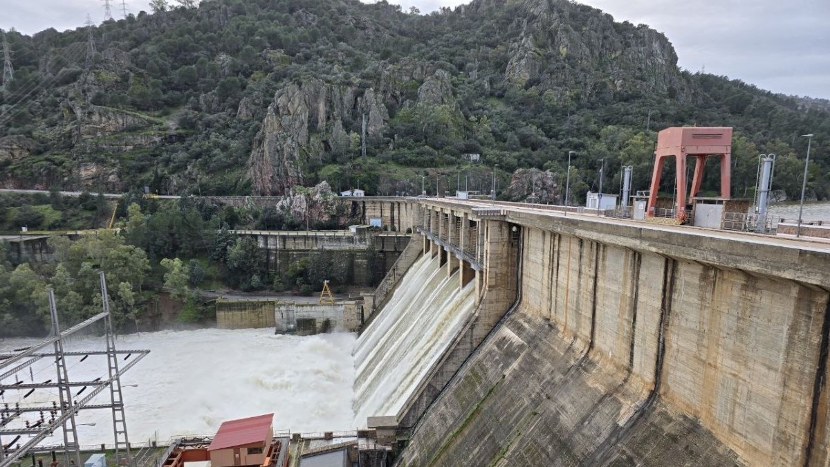 Presa de García Sola, en Extremadura, desembalsando