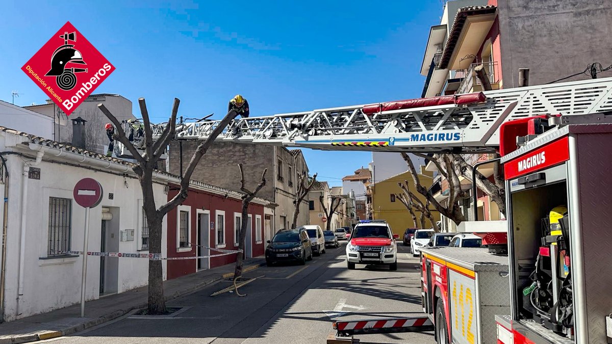 Bomberos del Consorcio Provincial de Alicante actúan ante el temporal de viento