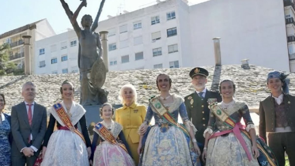 Las nietas de Juan Roig, Juana Paula Centeno Roig y Trinidad Ferrer Roig, con Marlaska, Hortensia Herrero y las Falleras Mayores de Valencia