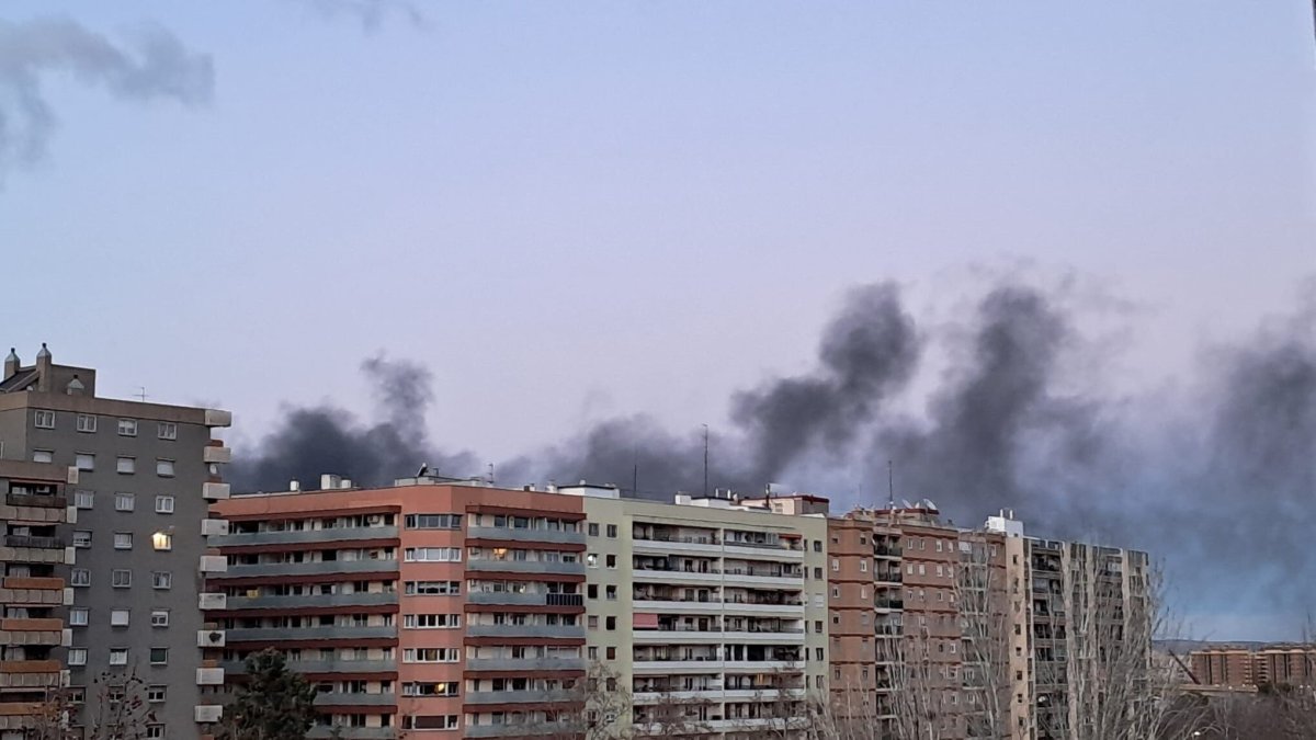 El humo negro del incendio de Saica se ha dejado ver desde distintas partes de Zaragoza.