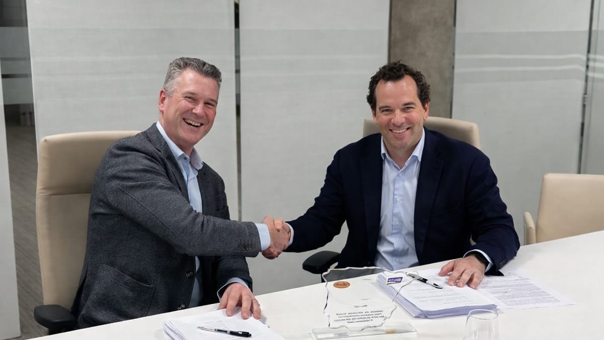 Firma del acuerdo entre Aviko y Eurofrits. Maarten van Delst, CEO de Aviko y Daniel de la Pedraja Yllera, dueño de Eurofrits.