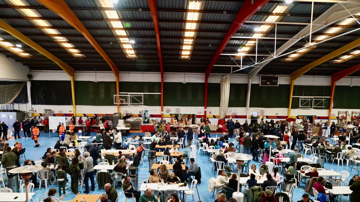 Imágenes de los vecinos desalojados de Grazalema en el polideportivo El Fuerte de Ronda.