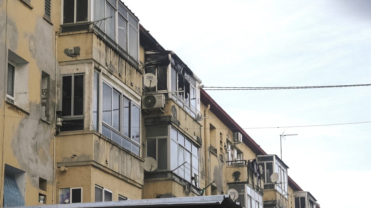 Imagen del edificio del barrio Miguel Hernández de Alicante que se incendió en la mañana de este lunes.