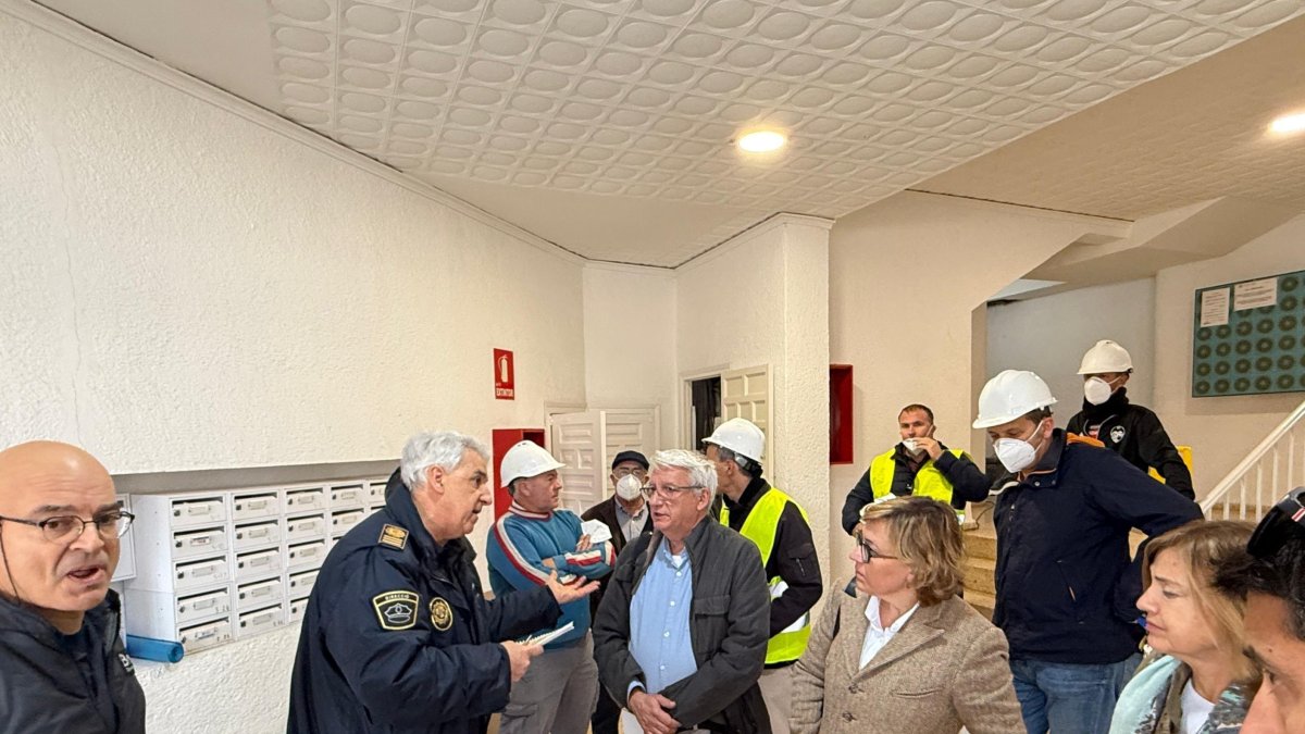 Vecinos del edificio afectado por el incendio  del jueves en un edicifio en Xàbia.
