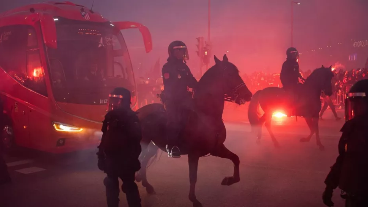 Policía a caballo durante el partido.