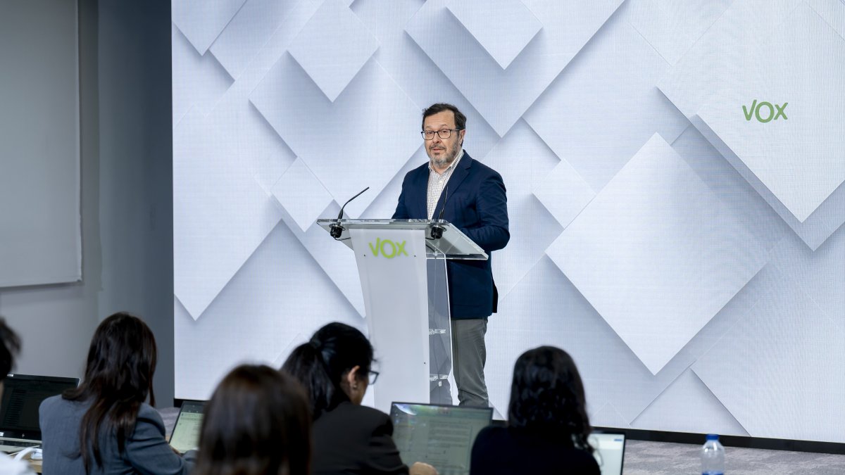(Foto de ARCHIVO)
El portavoz de Vox, José Antonio Fúster, durante una rueda de prensa posterior a la reunión del Comité de Acción Política de Vox,