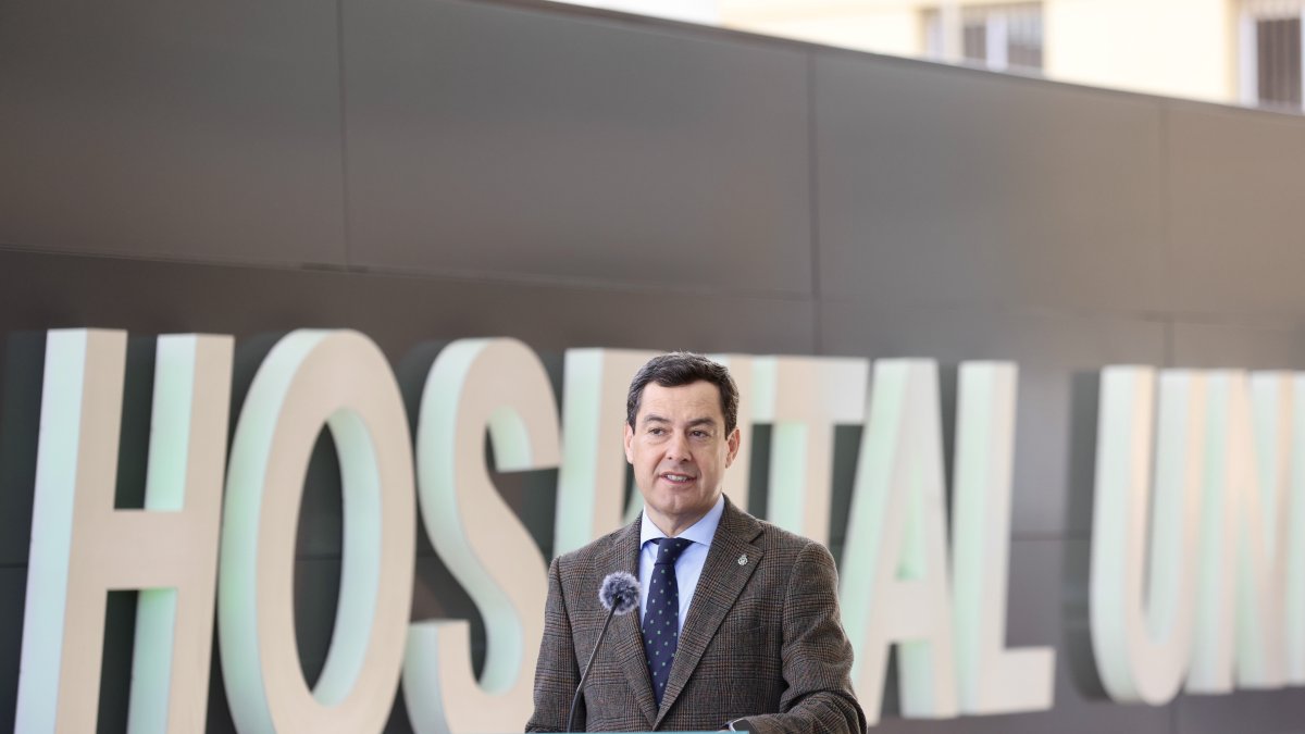 El presidente de la Junta de Andalucía, Juanma Moreno, interviene tras realizar una visita en Almería al Hospital Universitario Torrecárdenas,