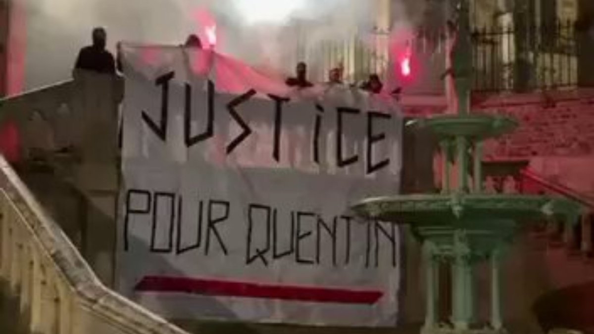 Pancarta que pide justicia por Quentin, activista francés ligado a grupos ultranacionalistas que falleció tras la agresión de un grupo de antifascistas.