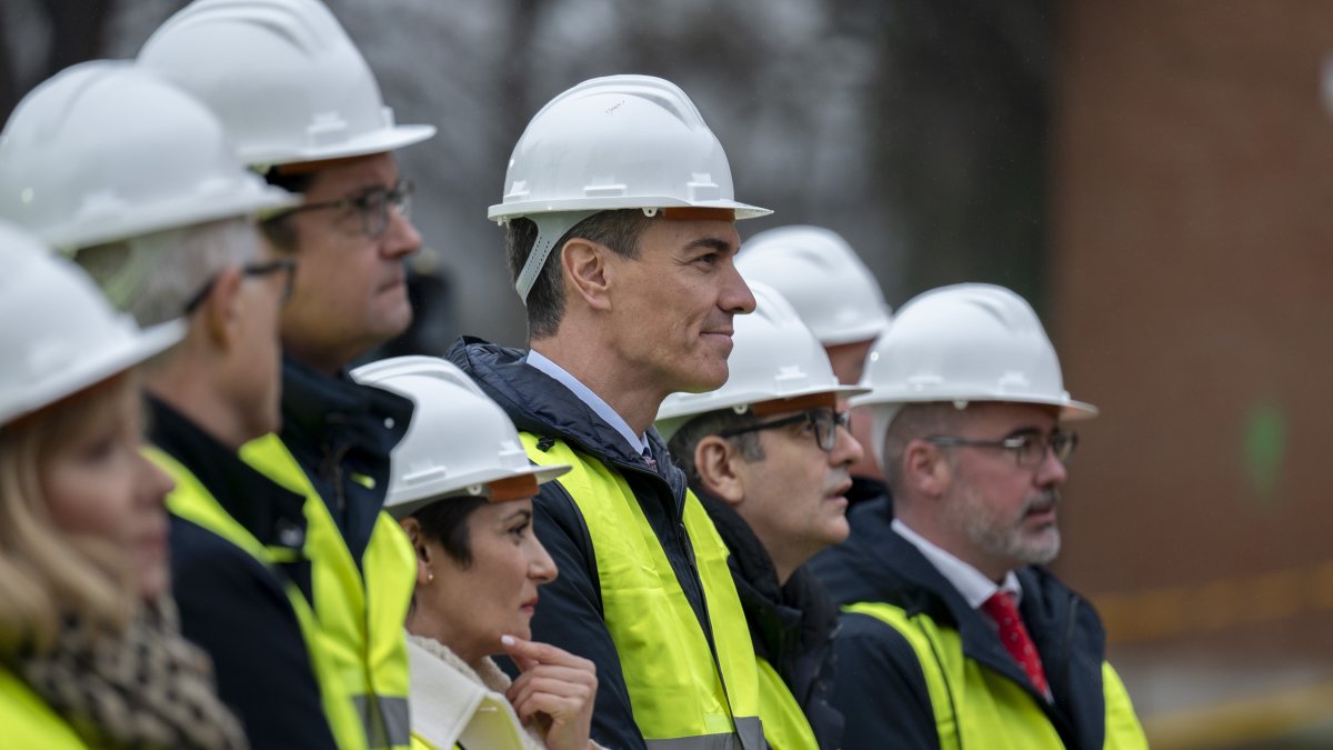 El presidente del Gobierno, Pedro Sánchez, junto a varios ministros y al Delegado del Gobierno en Madrid durante el acto de demolición de los primeros edificios del acuartelamiento de Campamento.