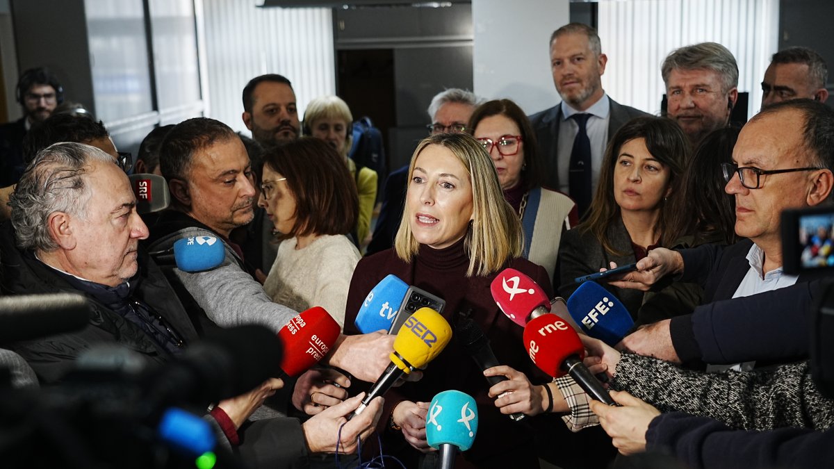 La presidenta de la Junta de Extremadura en funciones, María Guardiola, atiende a los medios en Navalmoral de la Mata..