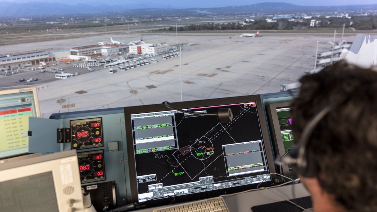 Un controlador aéreo en la torre de control del aeropuerto de Palma