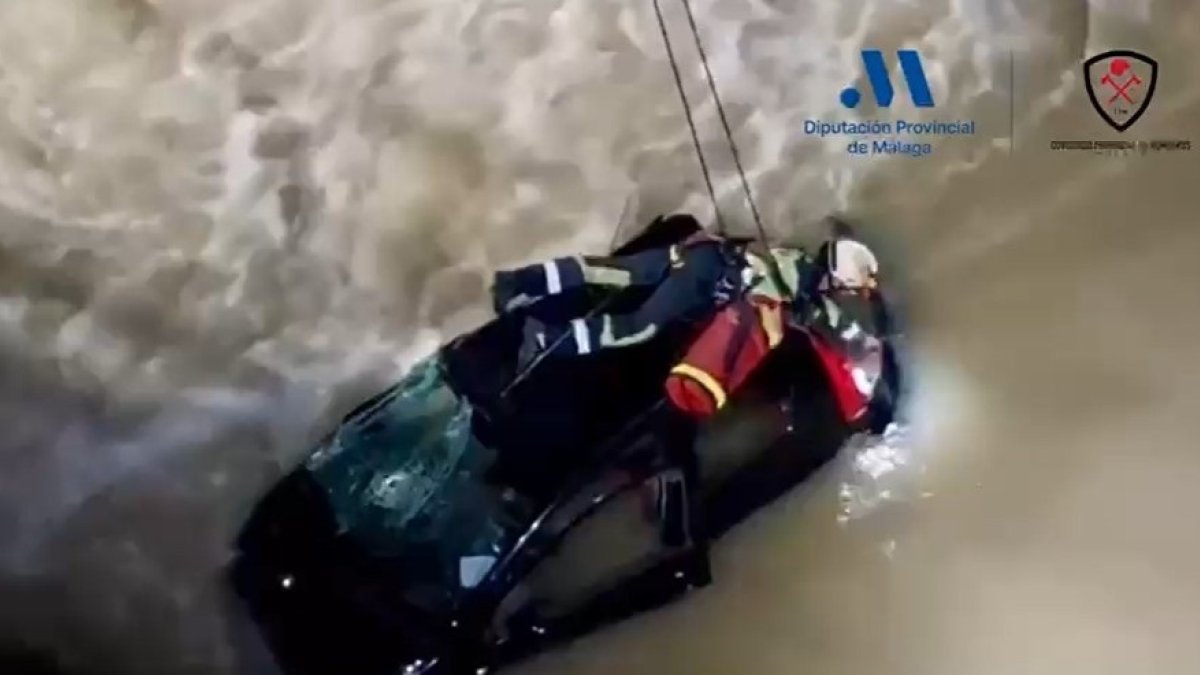 Intervención del CPB tras caer un vehículo al río Guadalhorce en Álora, Málaga.