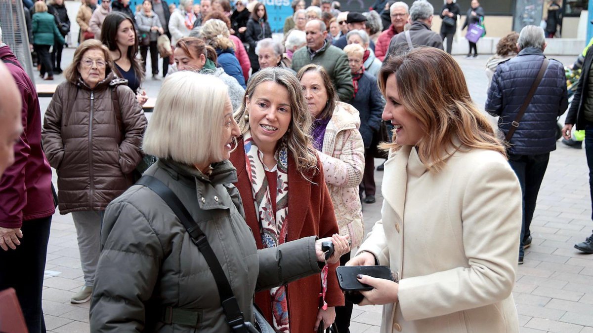 La alcaldesa María José Catalá conversa con vecinas, reflejo de su apuesta por la proximidad y la presencia en los barrios.