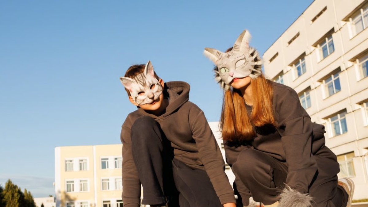 Pareja con máscaras de gato