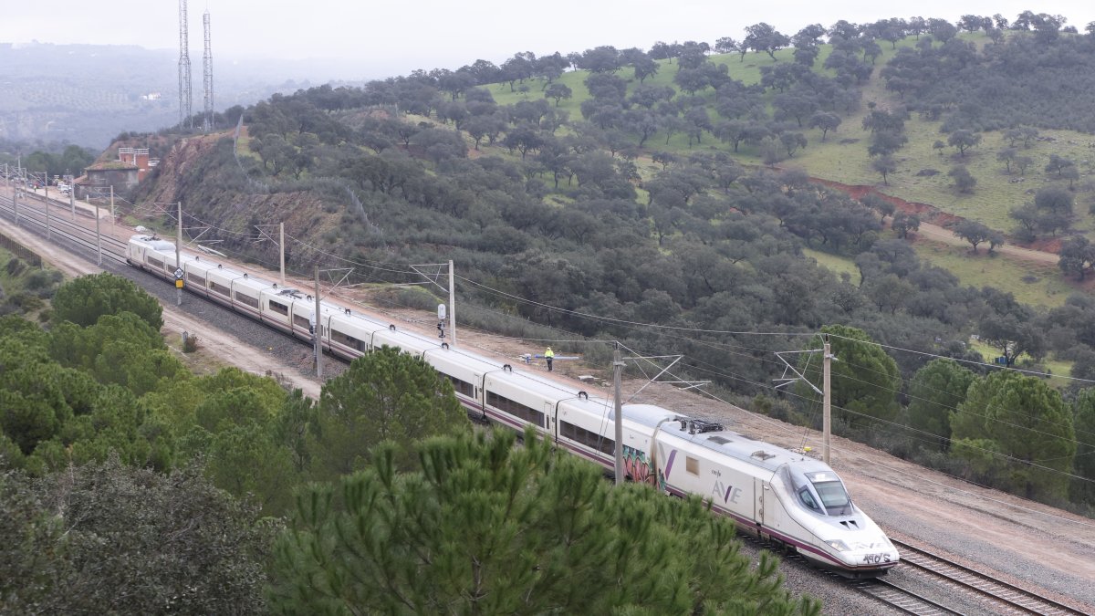 Imagen de un tren AVE a su paso por el tramo de vía, completamente restaurado, donde ocurrió el trágico accidente del pasado 18 de enero en Adamuz (Córdoba).