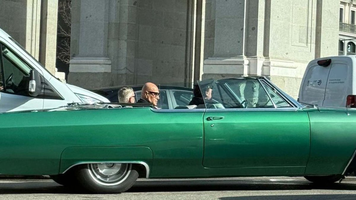 Los Kikos, en un Cadillac verde por las calles de Madrid.