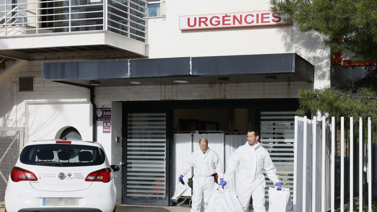 Agentes trabajan en el centro de salud de Benicàssim, a 16 de febrero de 2026, en Benicàssim