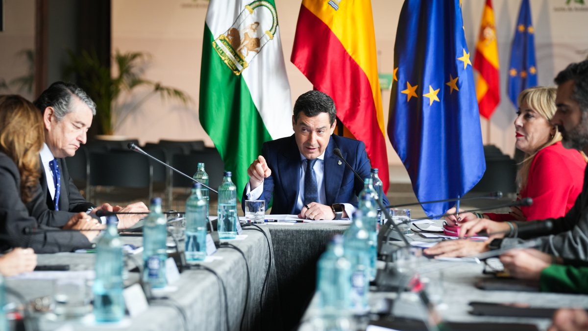 El presidente de la Junta de Andalucía, Juanma Moreno, presenta el Plan Andalucía Actúa en San Telmo, Sevilla.