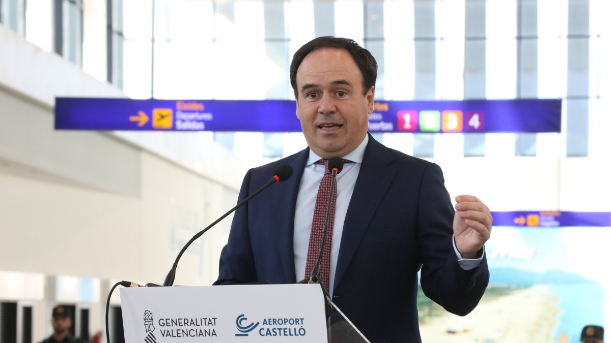 El president de la Generalitat, Juanfran Pérez Llorca visita el aeropuerto de Castellón