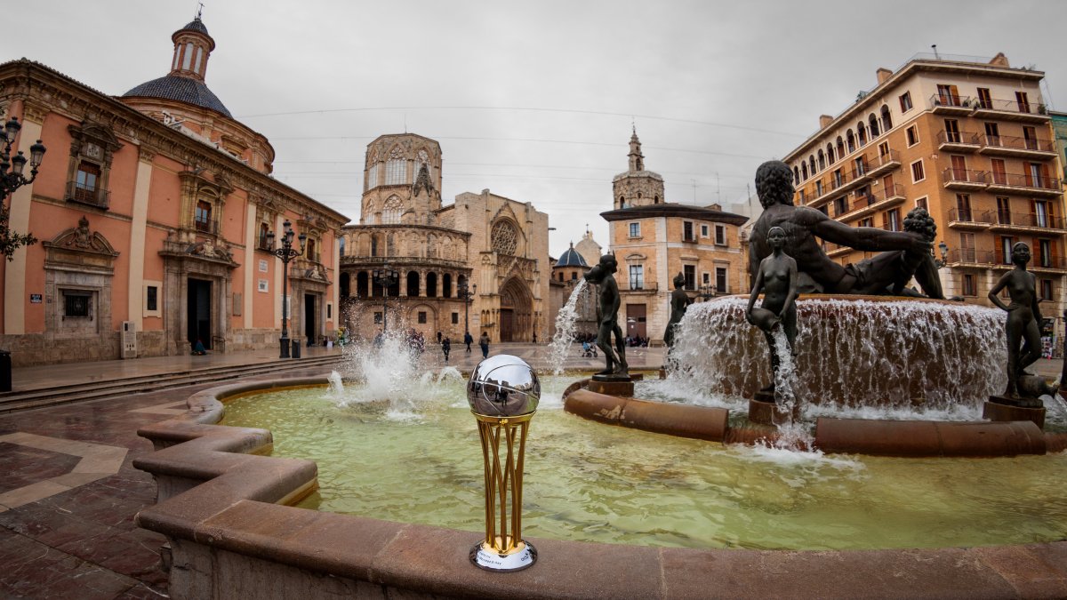 Imagen del trofeo de la Copa del Rey de baloncesto en Valencia