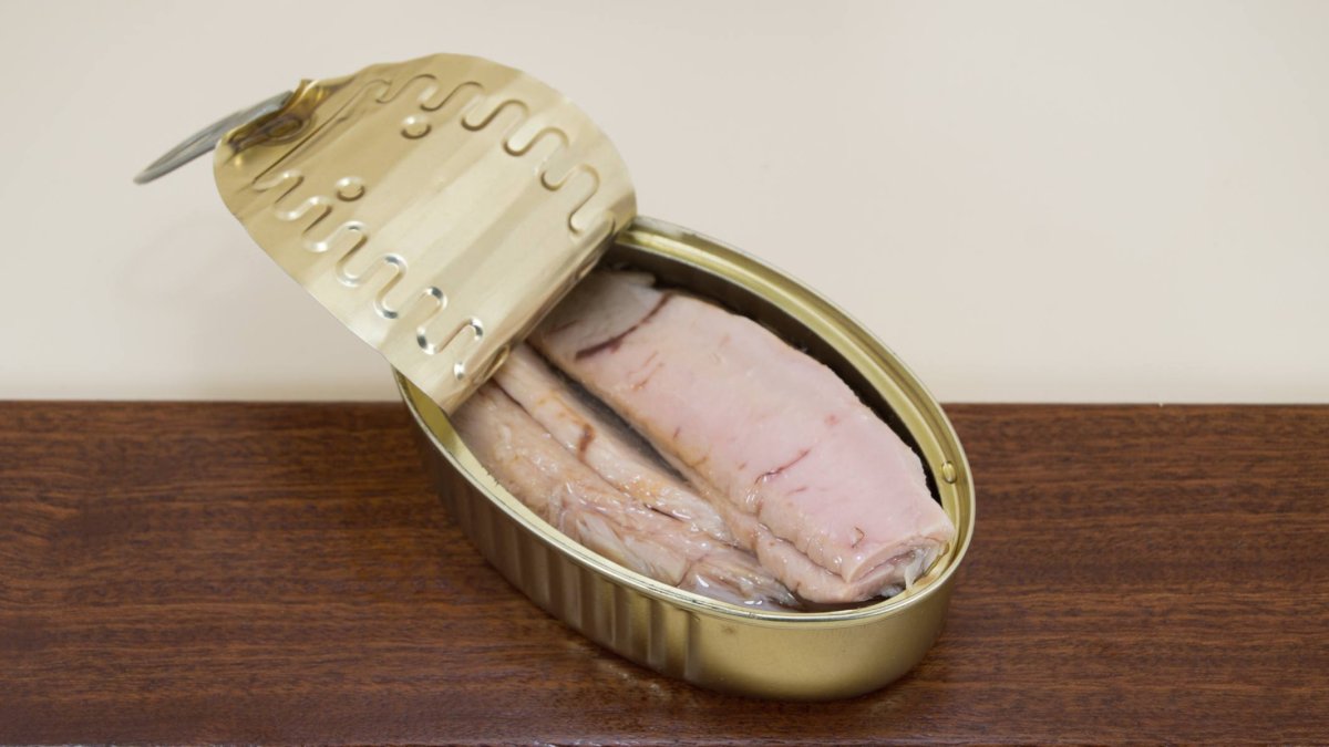 Ventresca de atún en aceite recién abierta: un corte considerado premium cuya diferencia de precio no siempre compensa frente a otras partes del pescado