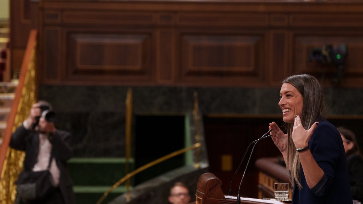 La portavoz de Junts en el Congreso, Miriam Nogueras, interviene durante una sesión plenaria en el Congreso de los Diputados, a 17 de febrero de 2026, en Madrid 