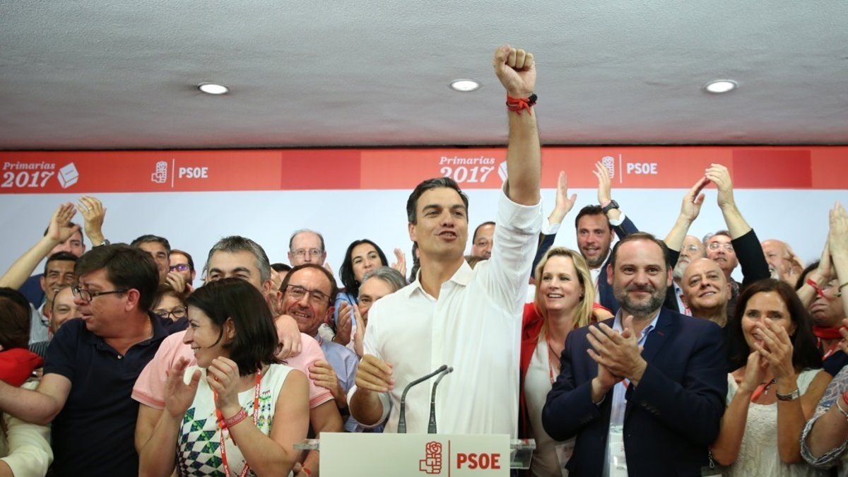 Pedro Sánchez en 2017 junto a Santos Cerdán y José Luis Ábalos celebra su victoria en las primarias.
El secretario general electo del PSOE, Pedro Sánchez, se ha comprometido este domingo a
