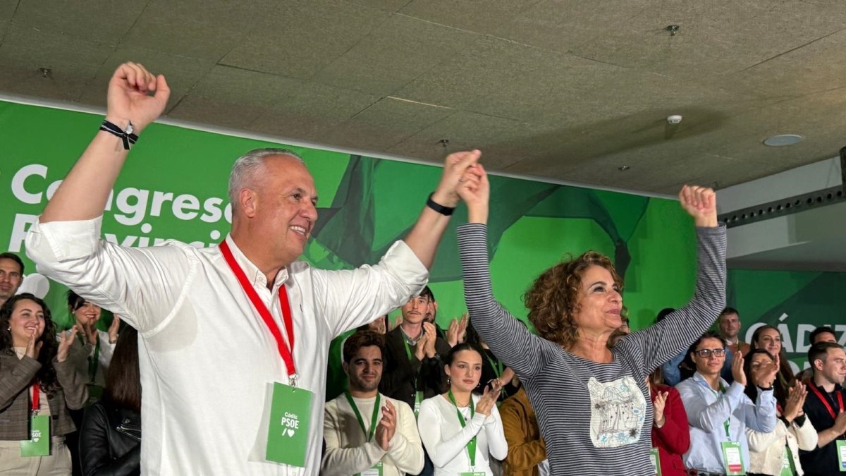 El alcalde de San Roque y diputado en el Congreso, Juan Carlos Ruiz Boix, con María Jesús Montero
