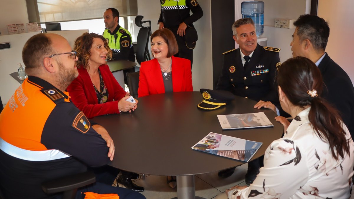 Reunión de los cuerpos de seguridad en Torrent con representantes de la comunidad china para planificar el evento de entrada del Nuevo Año chino.