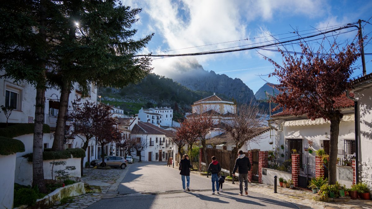 Primeros vecinos de la localidad gaditana de Grazalema vuelven a sus hogares.