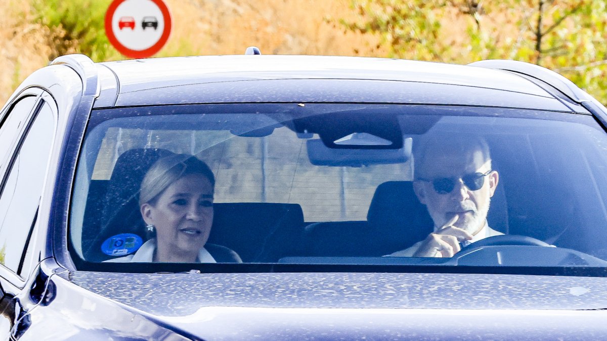 Felipe VI y la Infanta Cristina llegan a la boda de Victoria López Quesada en 2024.