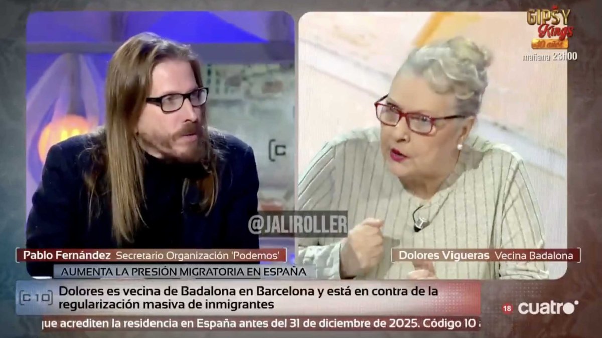 El kiosquero de Podemos, Pablo Fernández, y Dolores, vecina de Badalona