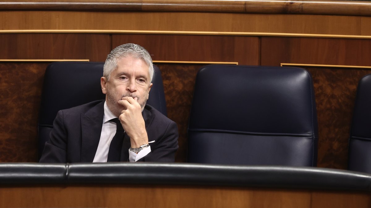 
                Ni una violación hace caer a Marlaska, el 'ministro achicharrado' que acerca etarras, de las muertes de Barbate y de la valla de Melilla
             