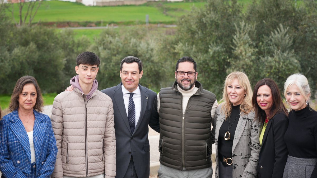 El presidente de la Junta de Andalucía, Juanma Moreno, con dos de los 'héroes' de Adamuz este miércoles.
