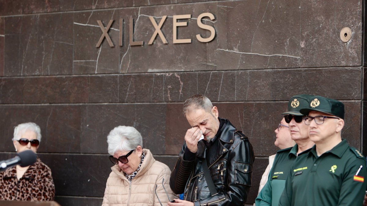 Los familiares de las víctimas durante un minuto de silencio, frente al Ayuntamiento de Xilxes