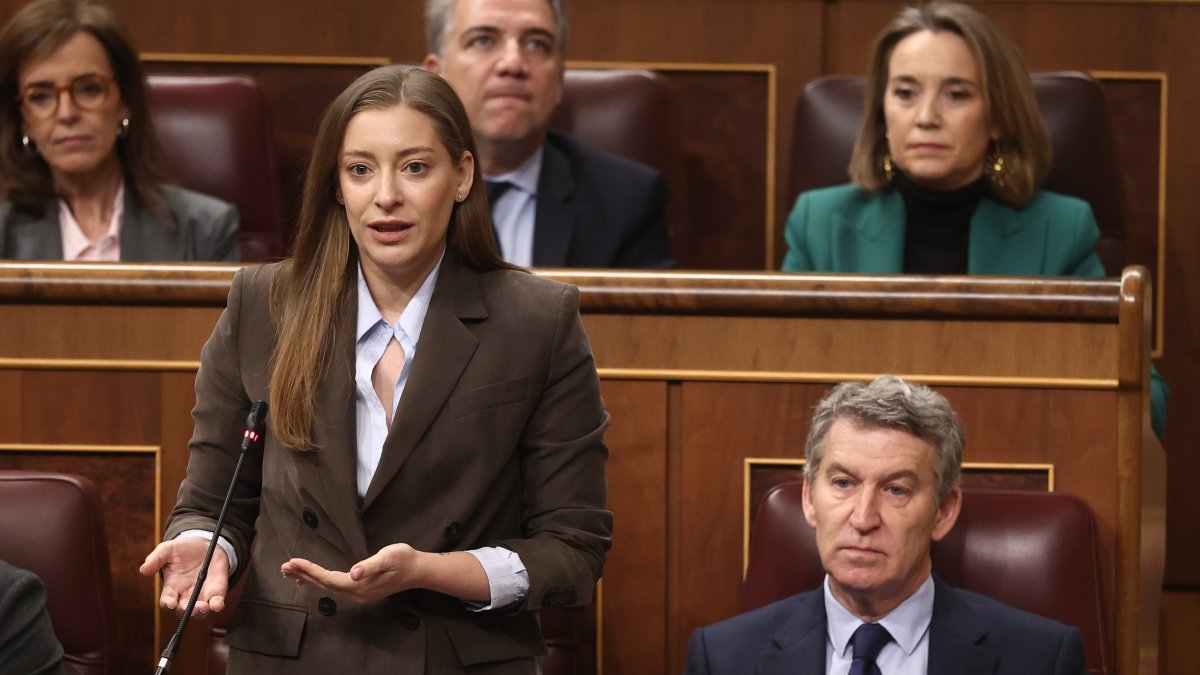 La portavoz del PP en el Congreso, Ester Muñoz, interviene durante una sesión de control al Gobierno, en el Congreso de los Diputados, a 18 de febrero de 2026, en Madrid (España).