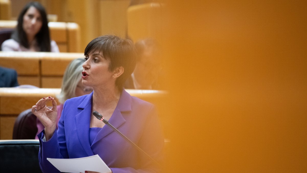 La ministra de Vivienda y Agenda Urbana, Isabel Rodríguez, durante una sesión plenaria en el Senado, a 17 de febrero de 2026, en Madrid.