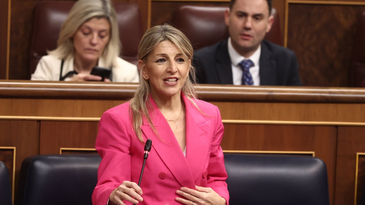 La vicepresidenta segunda y ministra de Trabajo y Economía Social, Yolanda Díaz, interviene durante una sesión de control al Gobierno,