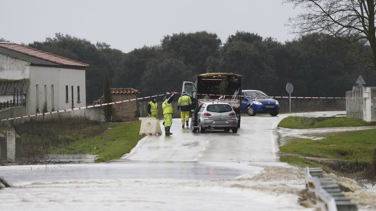Carretera de Matilla en Salamanca inundada. Las grandes riadas inundan campos en la provincia y desbordan carreteras