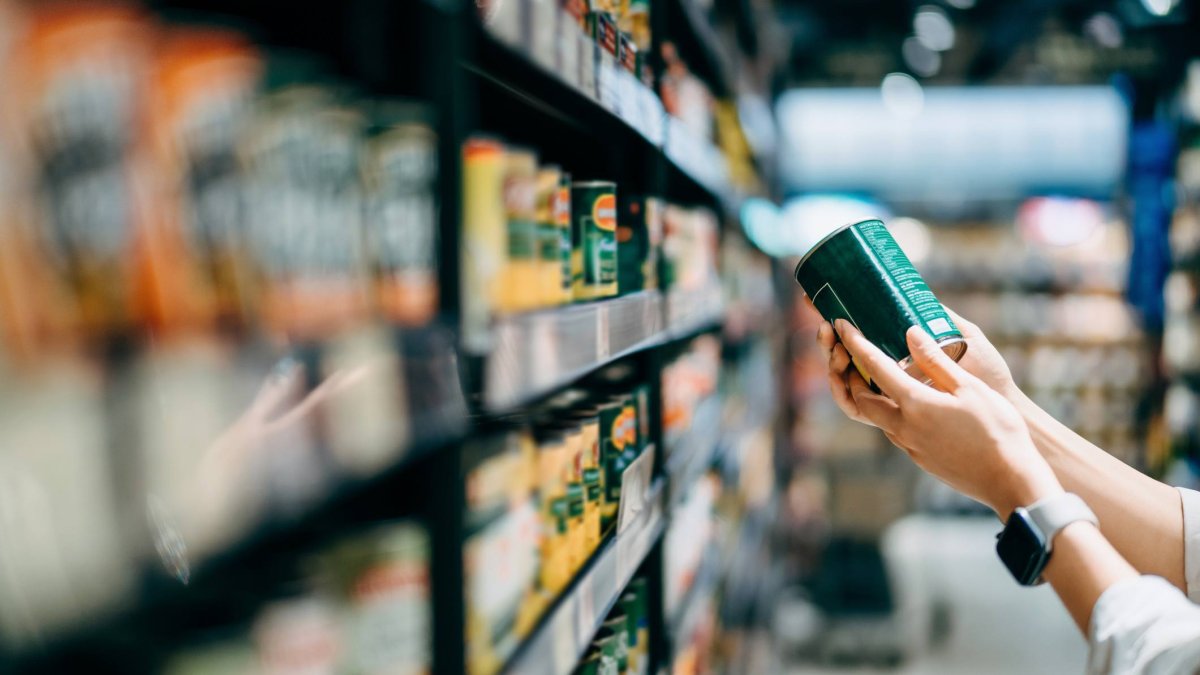 Leer la etiqueta antes de comprar es el primer paso para elegir una conserva con criterio y no solo por precio