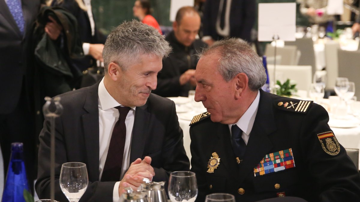 El ministro de Interior, Fernado Grande-Marlaska (izquierda) habla con el DAO de la Policía Nacional, José Ángel González.