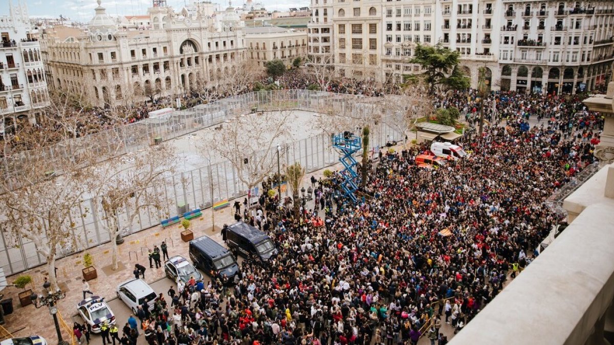 Mascletà en la plaza de l'Ajuntament