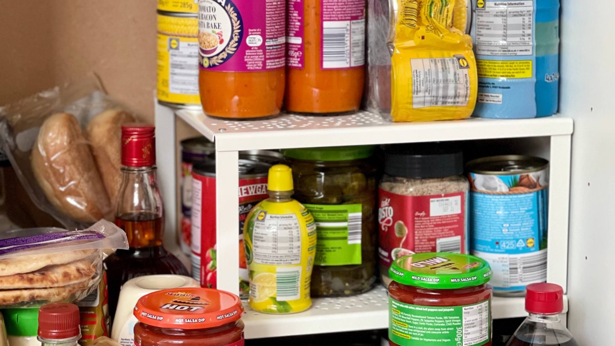 Una despensa bien surtida con conservas y productos básicos: la clave para improvisar comidas rápidas sin renunciar al sabor ni a la calidad.