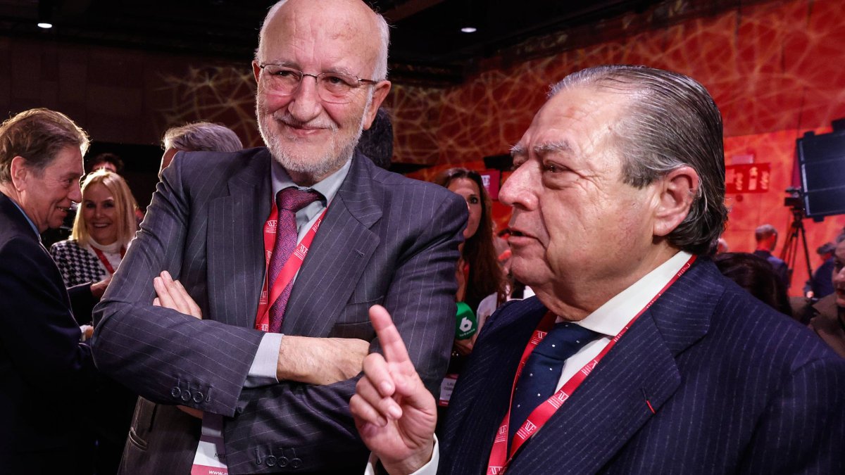 Juan Roig, presidente y CEO de Mercadona, junto a Vicente Boluda, presidente de la Asociación Valenciana de Empresarios (AVE), durante la Asamblea General AVE 2026 celebrada el 10 de febrero en Valencia.