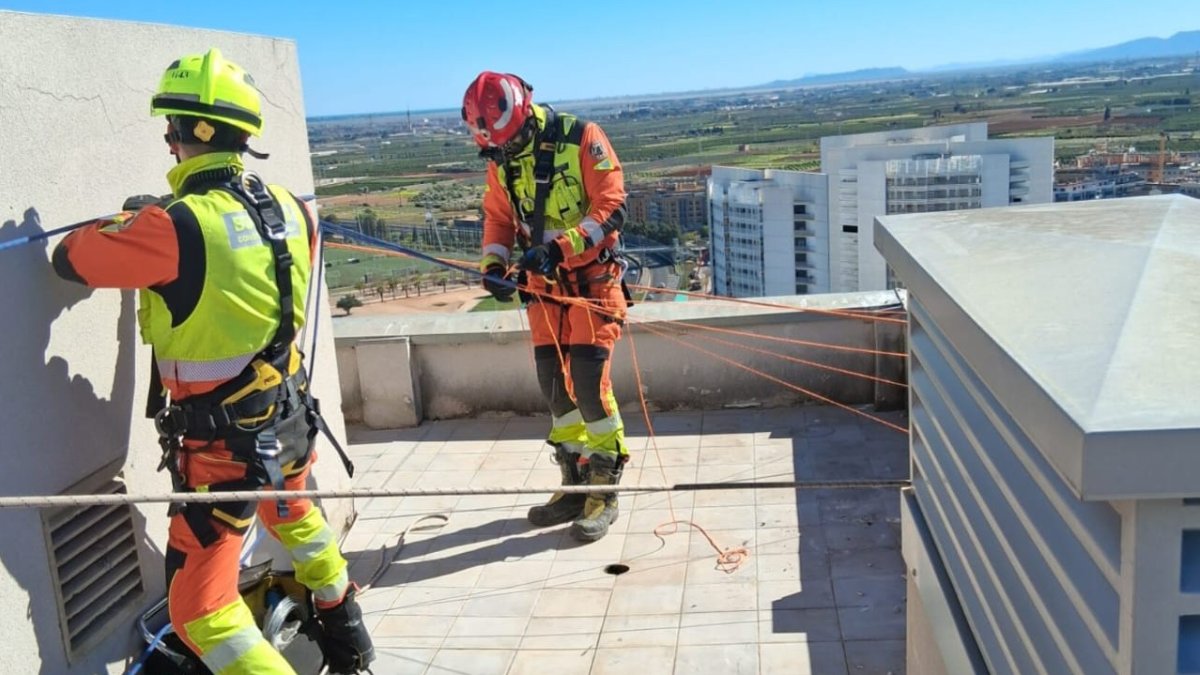 Trabajos de los bomberos en el rascacielos de Torrent.