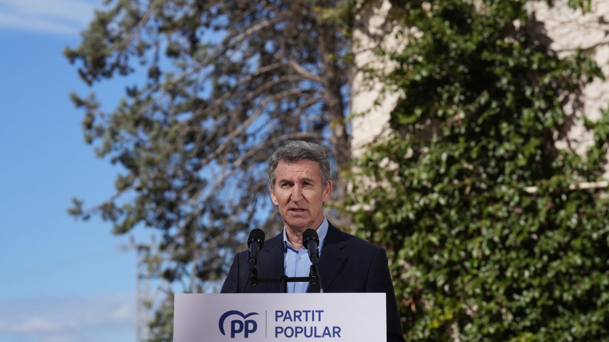 El presidente del PP, Alberto Núñez Feijóo, ofrece una rueda de prensa a los medios tras su visita a la fábrica de Pastas Gallo, en el hotel Ciutat de Granollers.